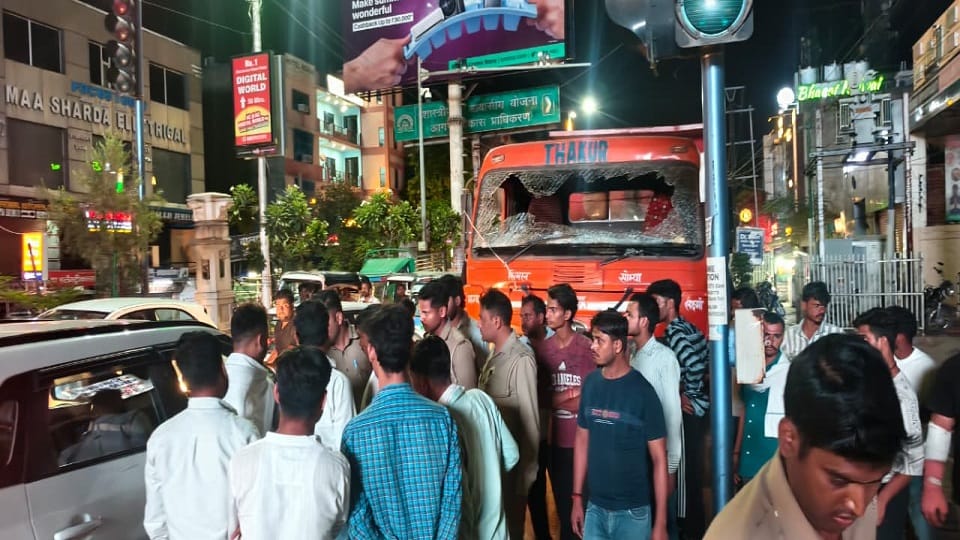 Agra: A speeding dumper crushed a biker and dragged him 25 meters; angry people beat the driver