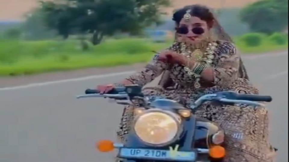 Moradabad: Girl dressed as a bride rides a bike on the highway