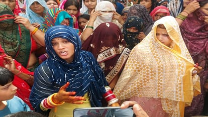 भूखे लौटे बराती: दहशत के साए में हुए सात फेरे, विदाई पर दुल्हनों ने कहे ऐसे शब्द; परिवार संग रो पड़ा पूरा गांव Weddings Completed Under Police Protection in Mathura as Brides Break Down During Farewell