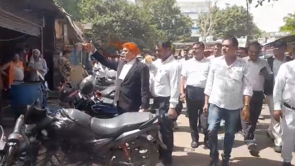 Kanpur: Advocates Chase Away E-Rickshaw and Auto Drivers
