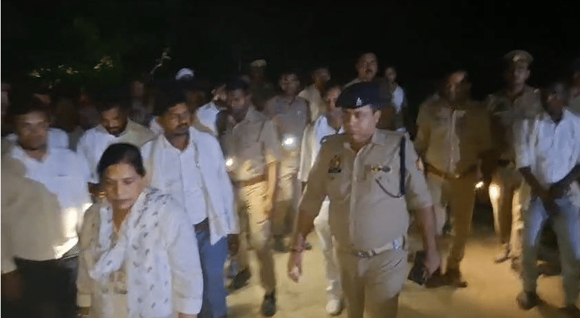 Bahraich: The body of a young man was found hanging from a tree in Konhara village.
