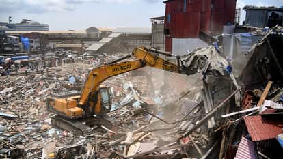 Mumbai Bulldozer Violent Clashes During Anti-Encroachment Drive in Bandra East FIR Filed Against 10