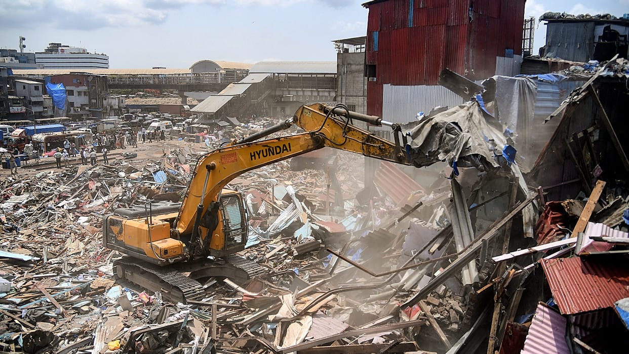 Mumbai Bulldozer Violent Clashes During Anti-Encroachment Drive in Bandra East FIR Filed Against 10