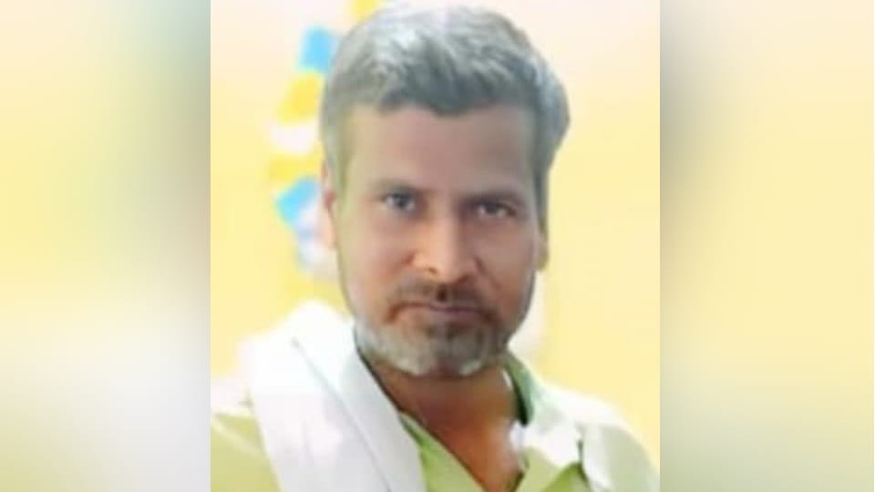 Meerut: Father committed suicide under the stress of dowry case, three days ago son had also consumed poison.