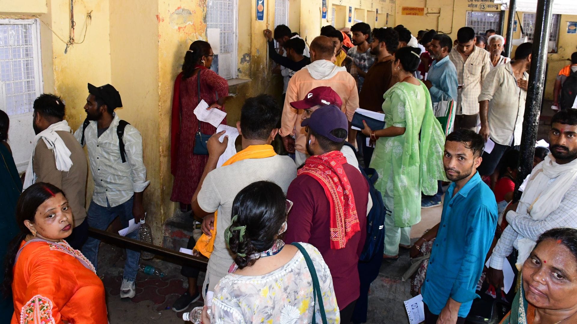 Online Medicine Orders Business Worth 110 Crore Hit Varanasi Shops Inside Hospitals Remained Open