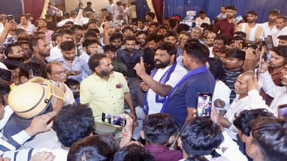 भूखे लौटे बराती: दहशत के साए में हुए सात फेरे, विदाई पर दुल्हनों ने कहे ऐसे शब्द; परिवार संग रो पड़ा पूरा गांव Weddings Completed Under Police Protection in Mathura as Brides Break Down During Farewell