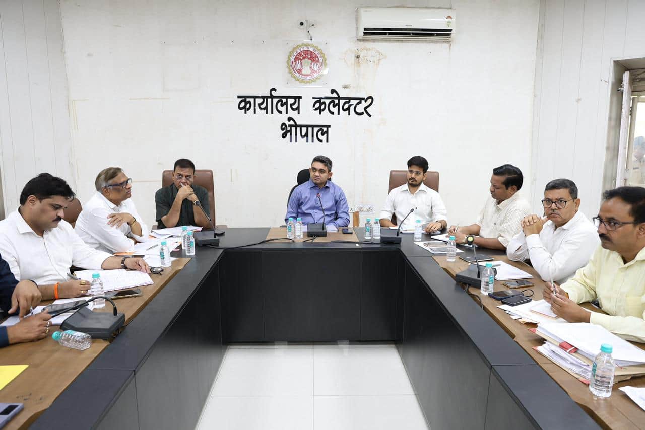 कलेक्टोरेट में आयोजित राजस्व अधिकारियों की बैठक