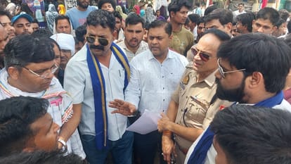 भूखे लौटे बराती: दहशत के साए में हुए सात फेरे, विदाई पर दुल्हनों ने कहे ऐसे शब्द; परिवार संग रो पड़ा पूरा गांव Weddings Completed Under Police Protection in Mathura as Brides Break Down During Farewell