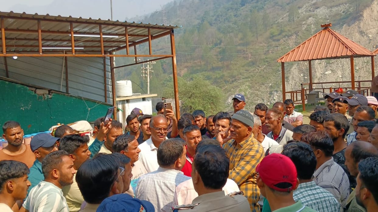 fire watcher trying to extinguish a forest fire died after falling into a ditch near Badrinath Highway chamoli