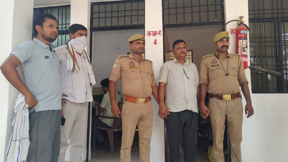 anti-corruption team caught employee of CMO office red-handed while accepting bribe In Balrampur