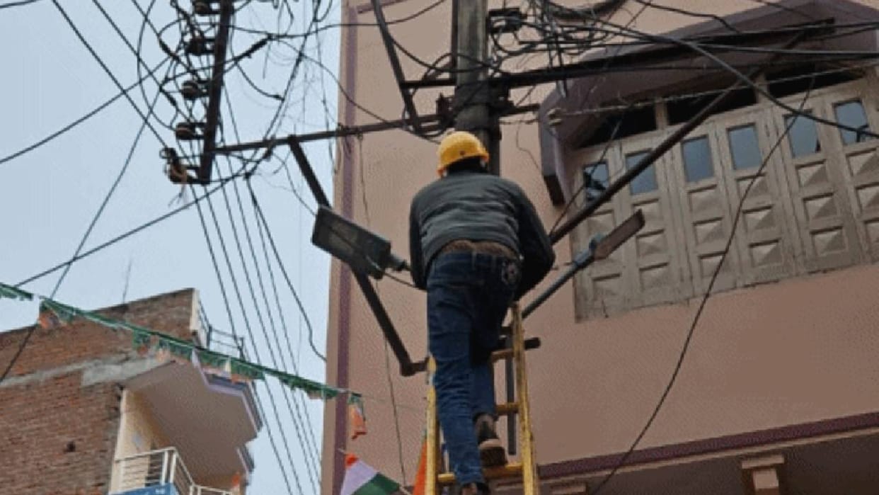 UP: Leave for Power Department Employees in 19 Districts Cancelled Until July 31; Order Issued to Recall Staff