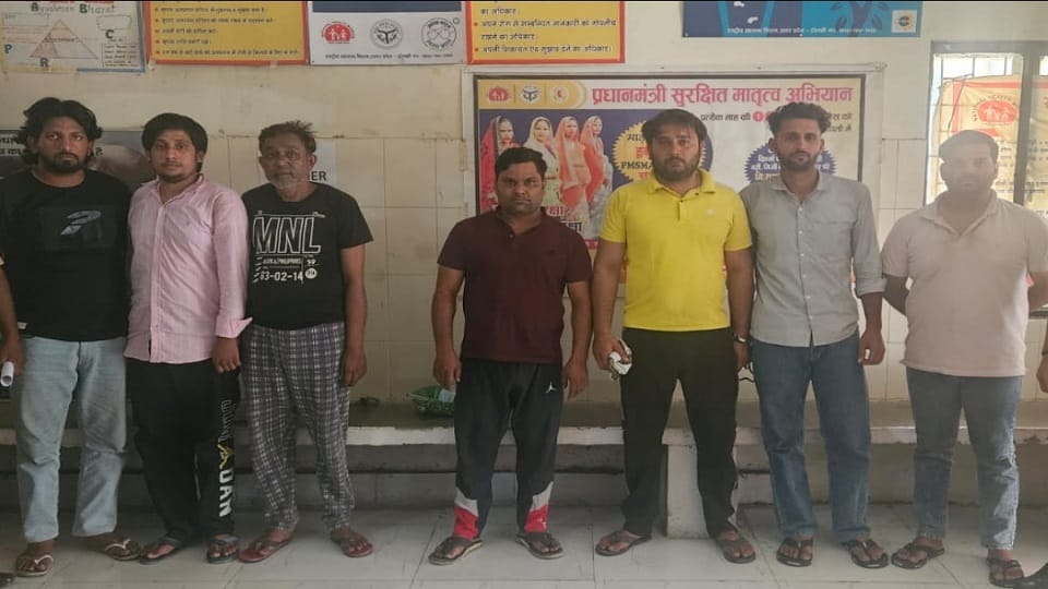 Meerut: Seven youths did wrong with a girl, brutalized her by making her drink beer at Oyo Hotel.