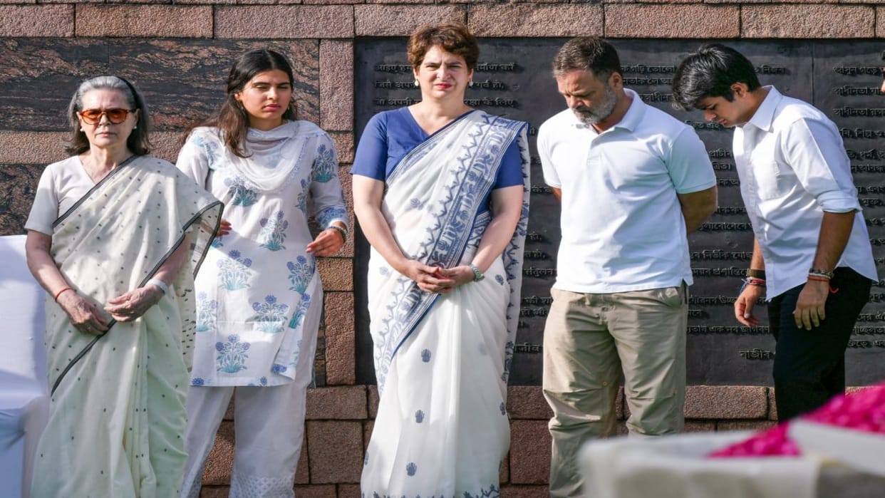 Sonia, Rahul and Priyanka seen together on Rajiv's death anniversary, see photos