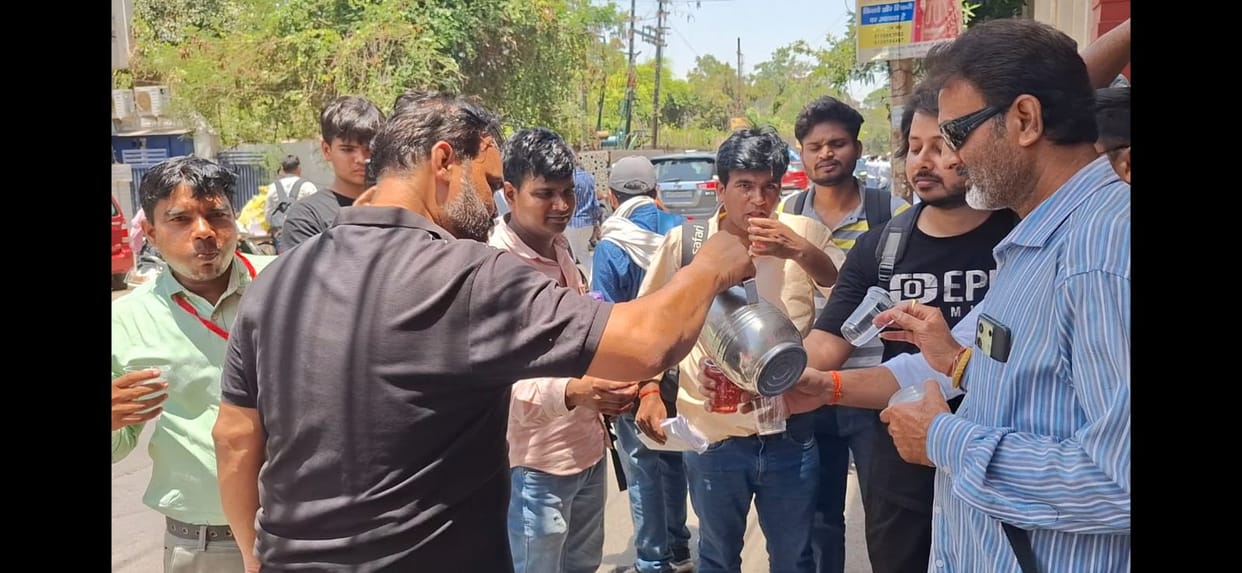 UP Lekhpal Recruitment Exam Candidates Suffer in Heat Get Relief with Sharbat