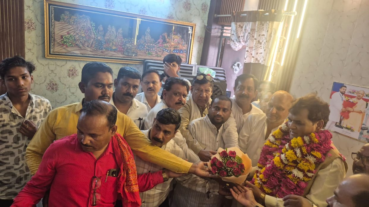Kanpur Municipal Employees Committee Meets MLC Dr Lalji Nirmal Over Outsourcing Issues