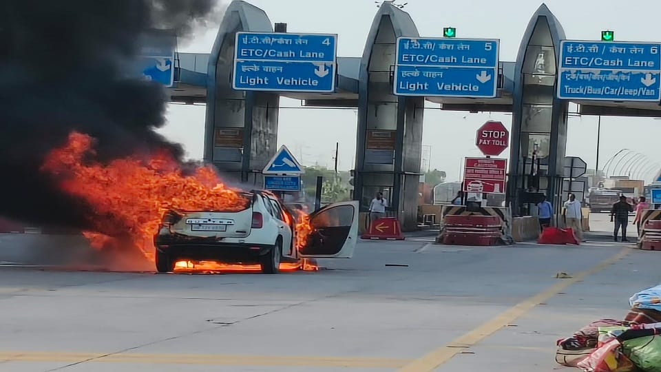 Moving Car Turns Into Fireball on Agra-Lucknow Expressway Four Escape Safely