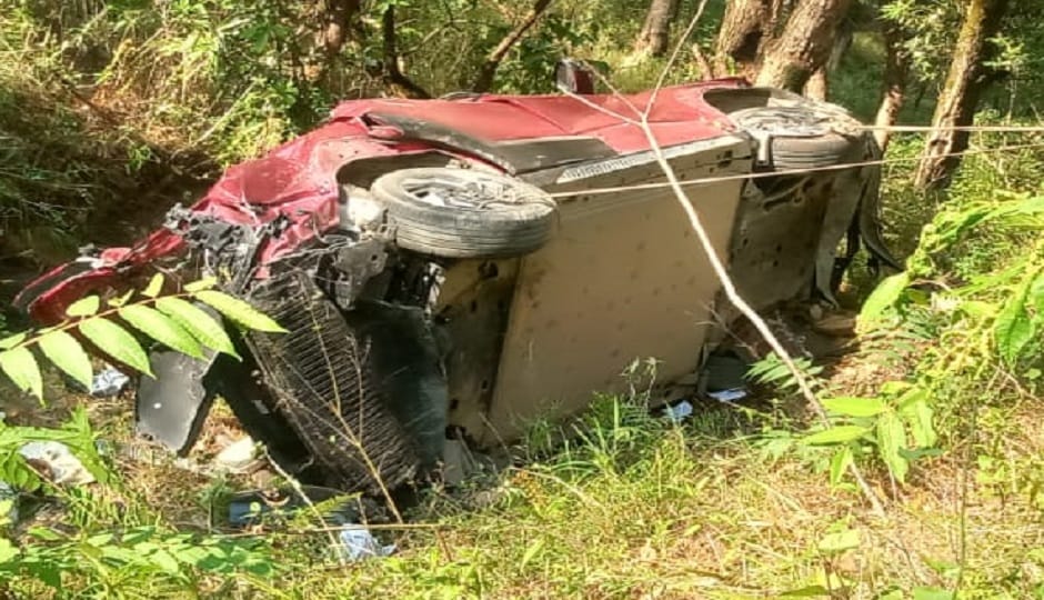 car lost control and fell into a ditch on the Bhawali-Sanatorium motorway, killing five and seriously injuring