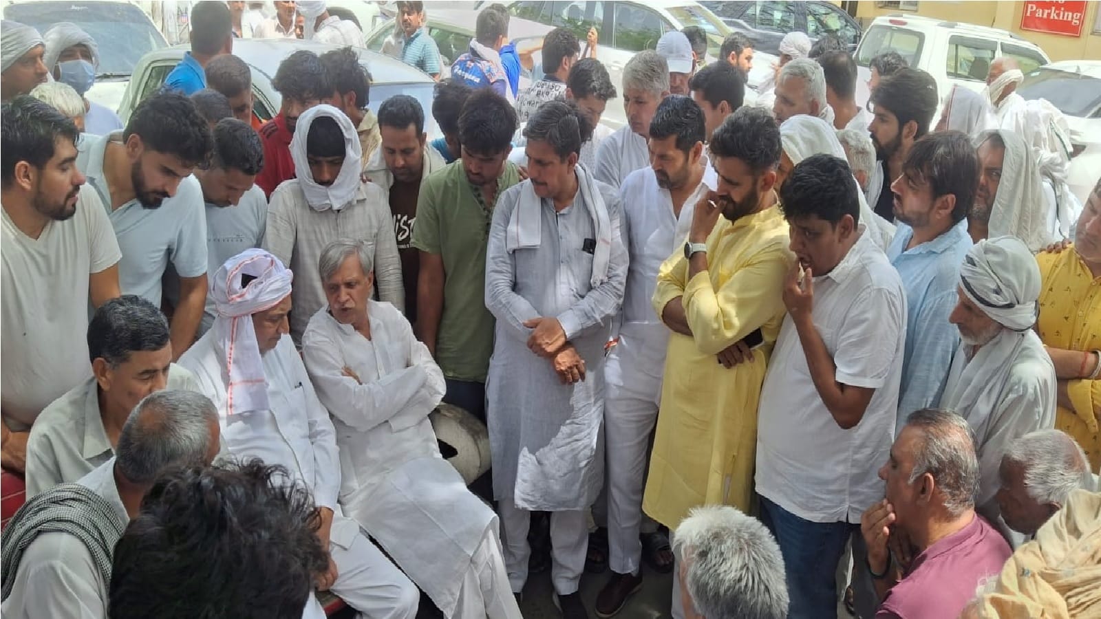 मौके पर बैठे परिजन