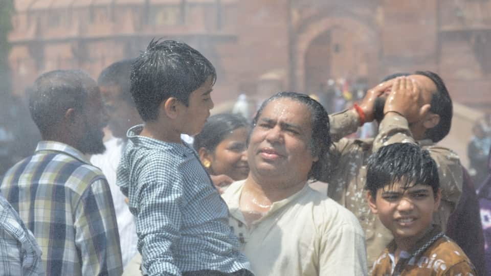 UP Weather Extreme Heat Heatwave Red Alert Issued for 3 Days