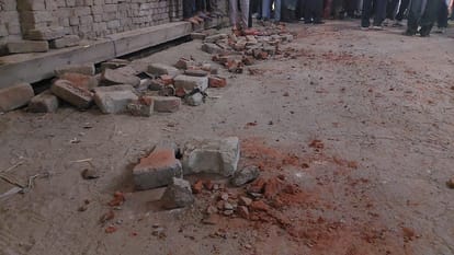 भूखे लौटे बराती: दहशत के साए में हुए सात फेरे, विदाई पर दुल्हनों ने कहे ऐसे शब्द; परिवार संग रो पड़ा पूरा गांव Weddings Completed Under Police Protection in Mathura as Brides Break Down During Farewell