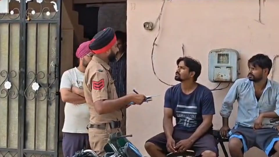 माैके पर जांच करते पुलिसकर्मी