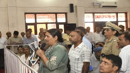 The woman cried in front of CM Saini about her problem