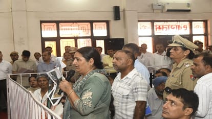 सीएम सैनी के सामने फूट-फूट कर रोई महिला: कहा- मेरे खेत के रास्ते पर किया है  कब्जा, 19 बार दे चुकी हूं शिकायत