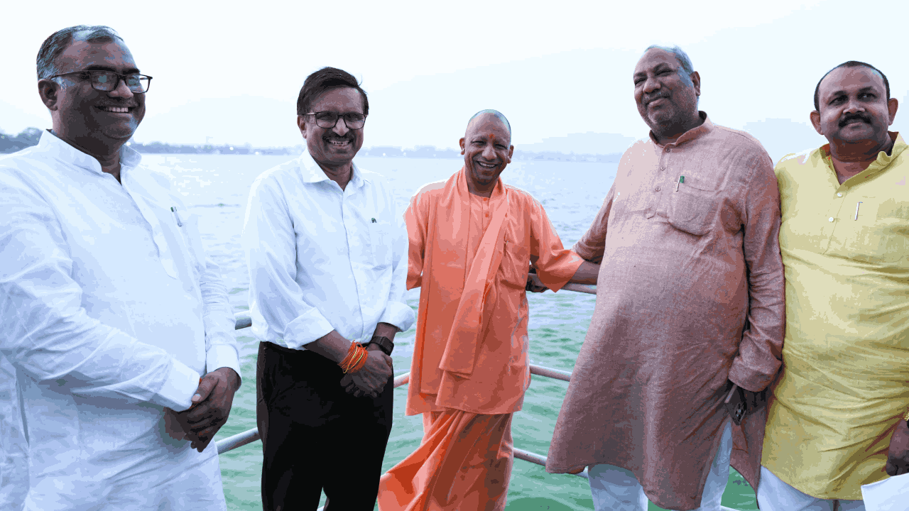 सीएम योगी ने की क्रूज सवारी