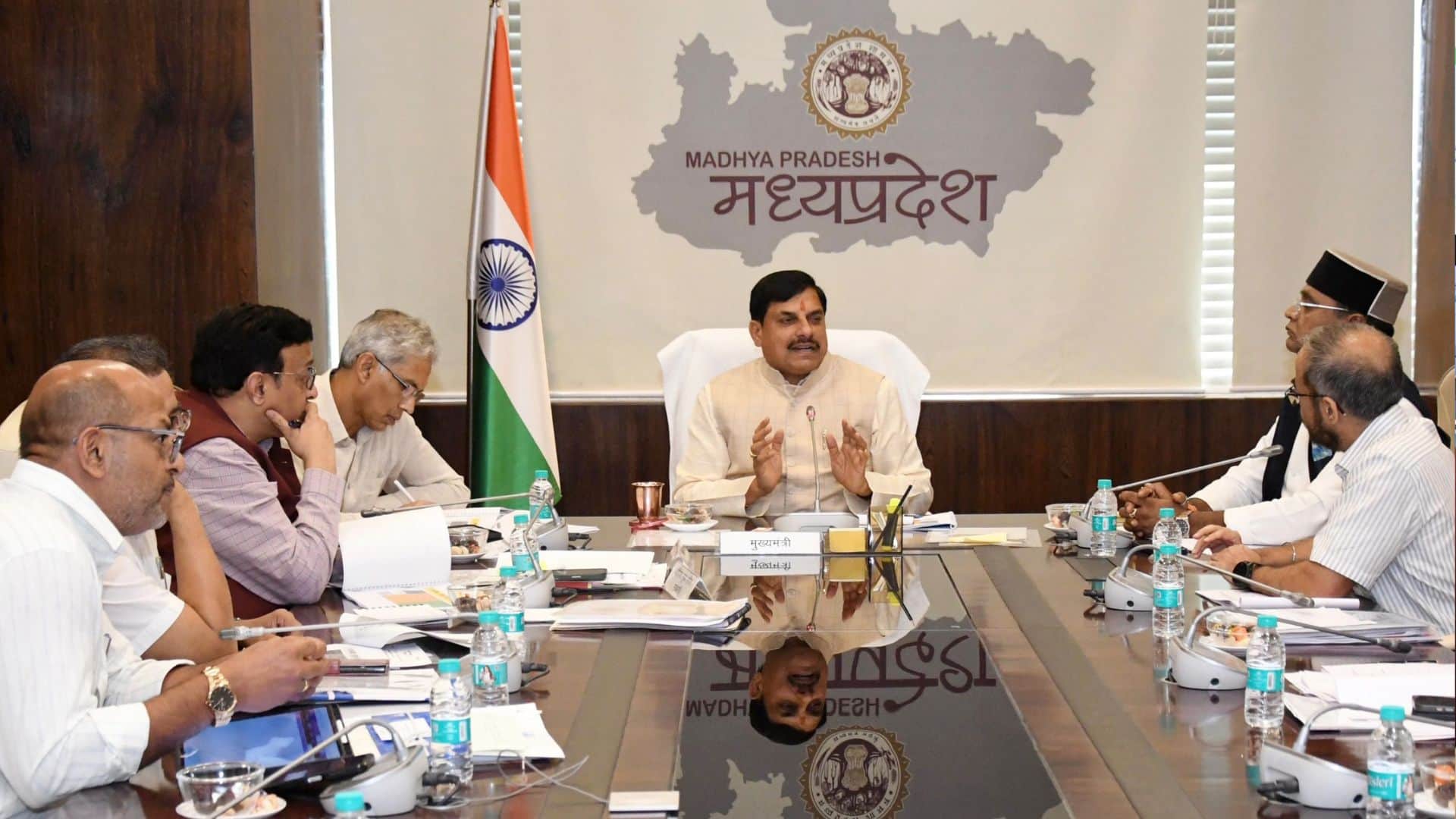 सीएम यादव सहकारिता विभाग की समीक्षा बैठक की