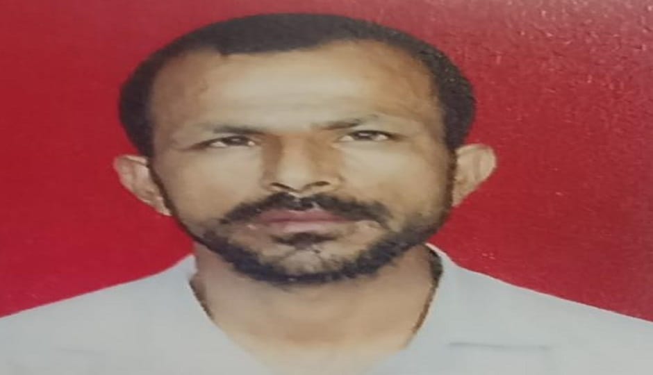 young man falls from a school ground and dies, his body collides with an iron angle; family in turmoil