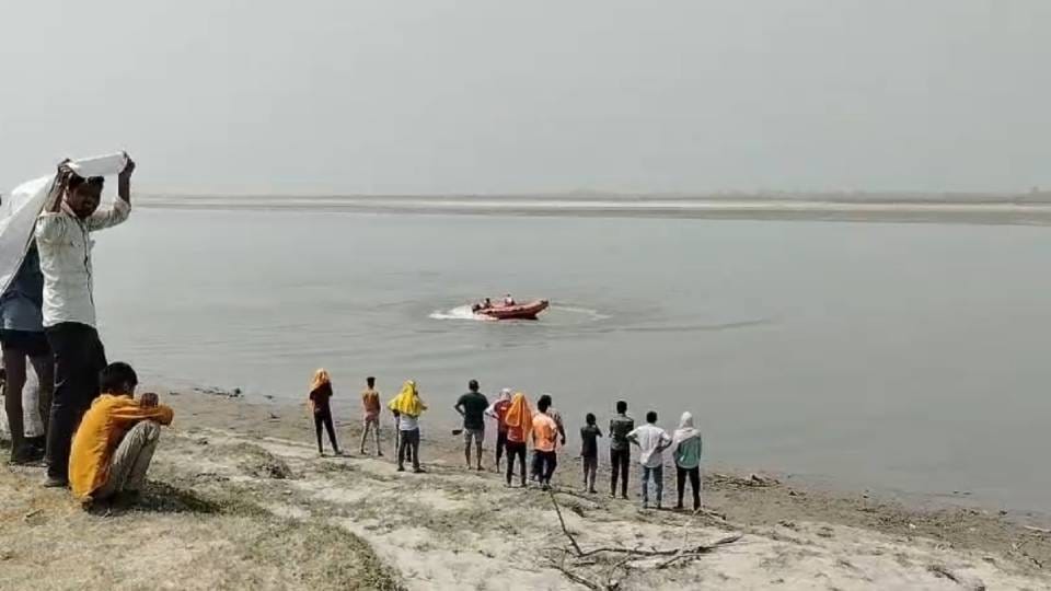 crocodile dragged away son-in-law who was building his mother-in-law funeral pyre along Saryu River In Gonda