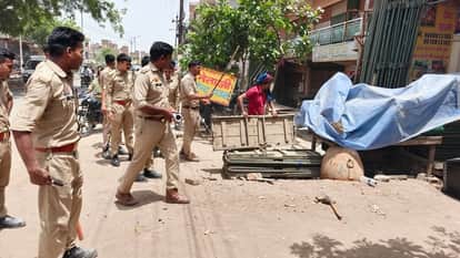 Police removed encroachments from road in agra