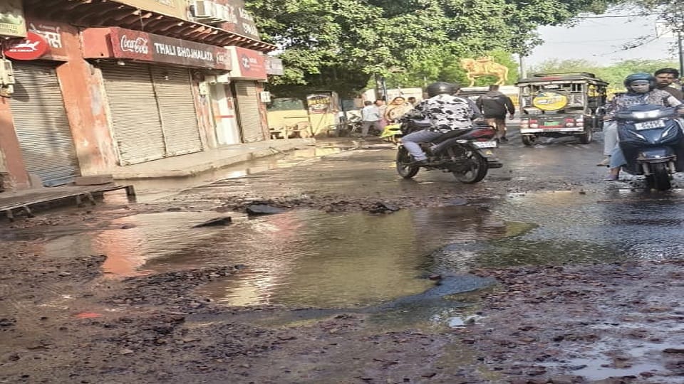 Water Pipeline Bursts in Tajganj in agra