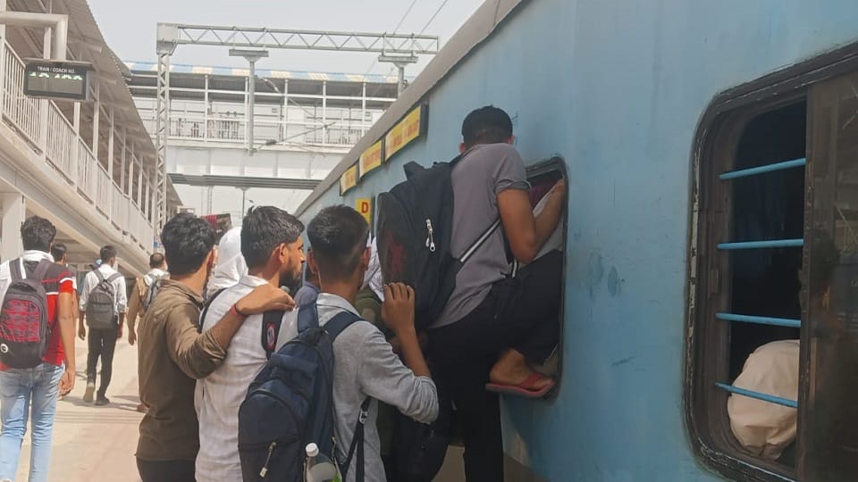Lekhpal Recruitment Exam Massive Crowd of Candidates at khurja Railway Station Darbhanga Express Halted