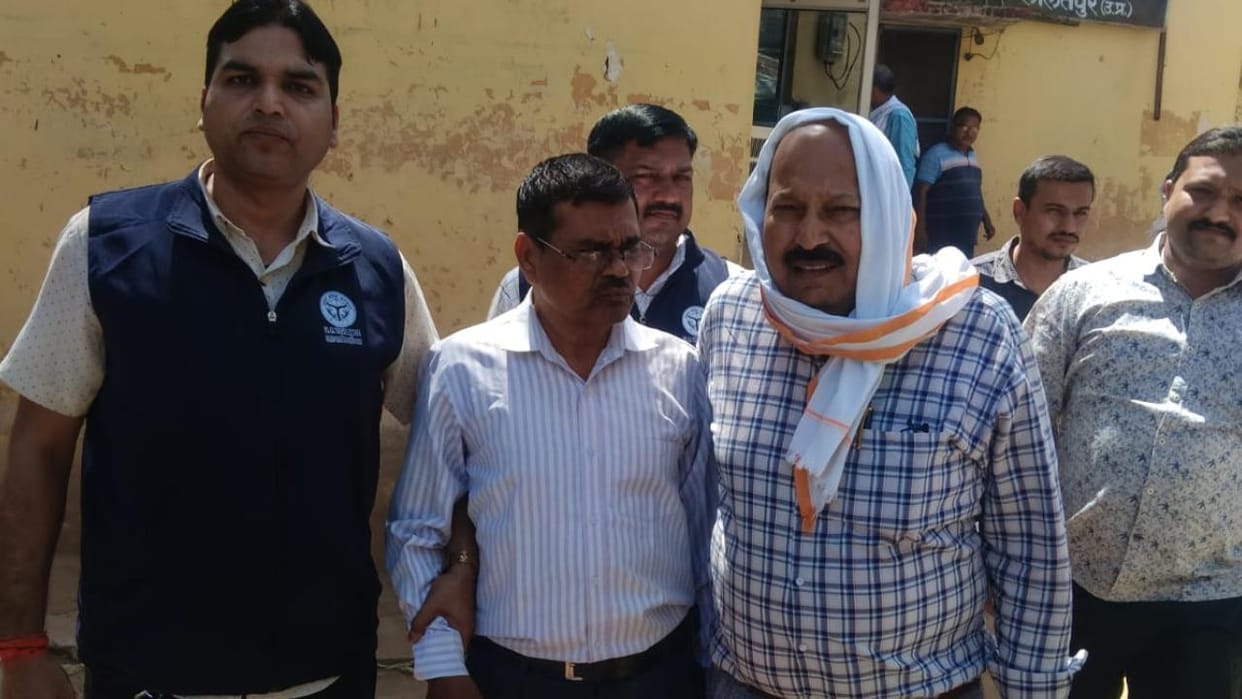 Lalitpur: Ayurvedic officer and clerk caught red-handed with a bribe of Rs 1 lakh