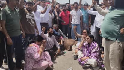 Construction Dispute in RS Pura: Market Association Stages Protest by Blocking Road