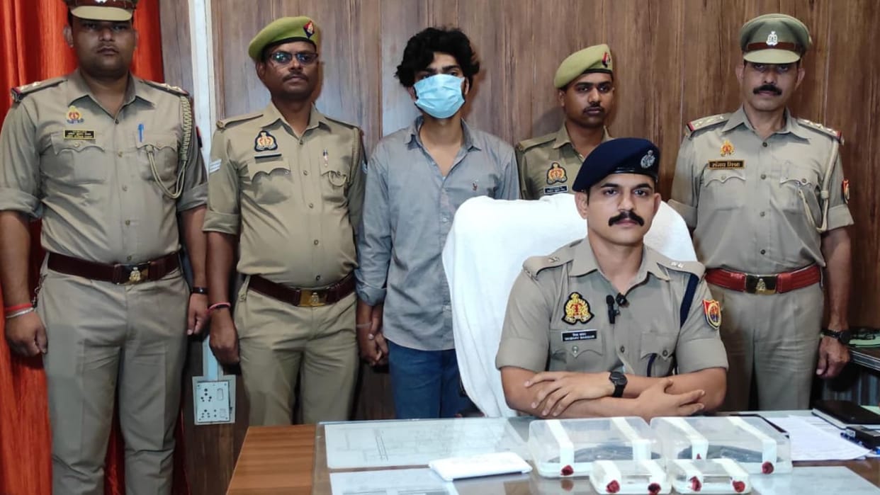 Smuggler Arrested for Bringing Weapons from Bihar Selling in Varanasi Two Pistols and 7 Cartridges Seized