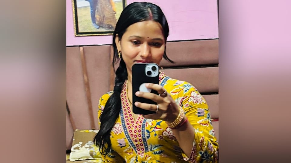 Meerut: Dead body of a married woman was found hanging, two days ago the younger sister had done a marriage