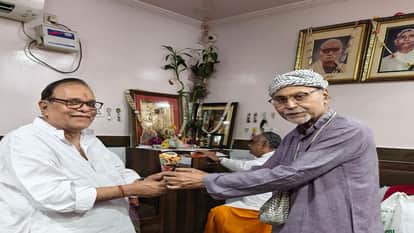 Kolkata Devotee Offers Special Jhalmuri to Banke Bihari, Priests Left Surprised