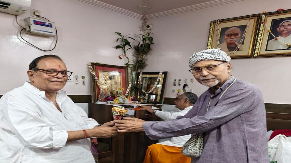 भक्त ने ठाकुरजी को समर्पित की खास झालमुड़ी