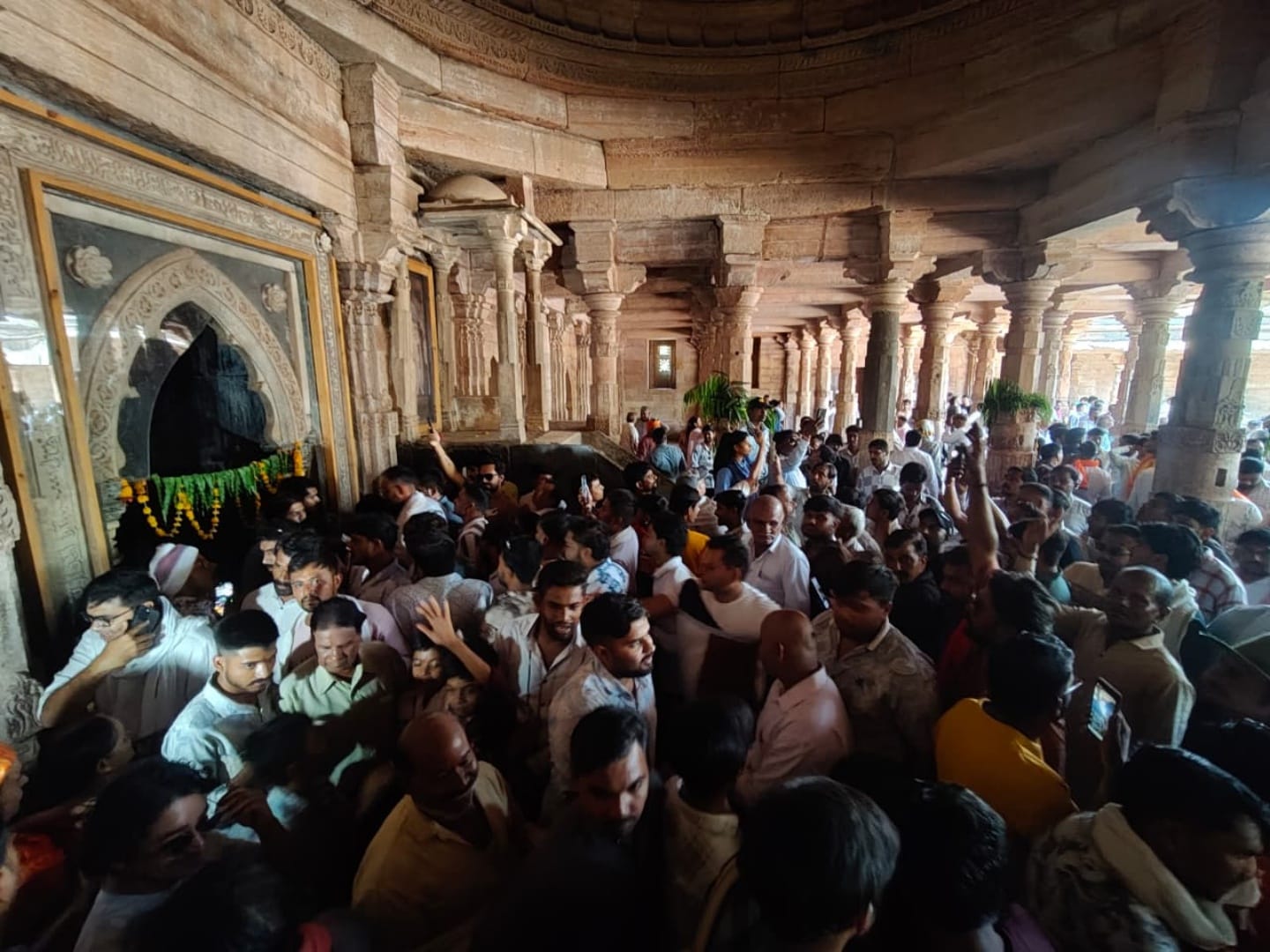 भोजशाला में पूजा में शामिल हुए लोग