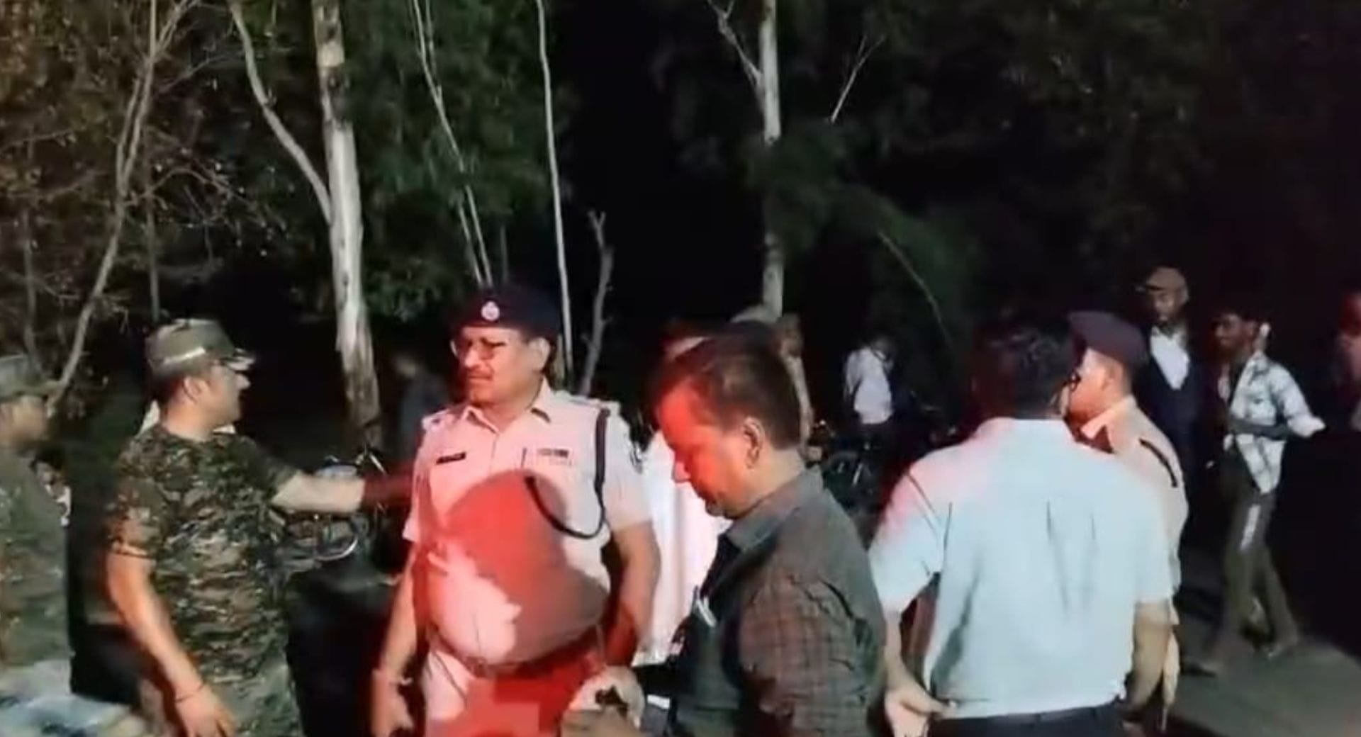घटनास्थल पर जांच पड़ताल करती गया पुलिस