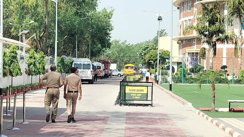 बम धमकी के बाद जांच के लिए पहुंची पुलिस