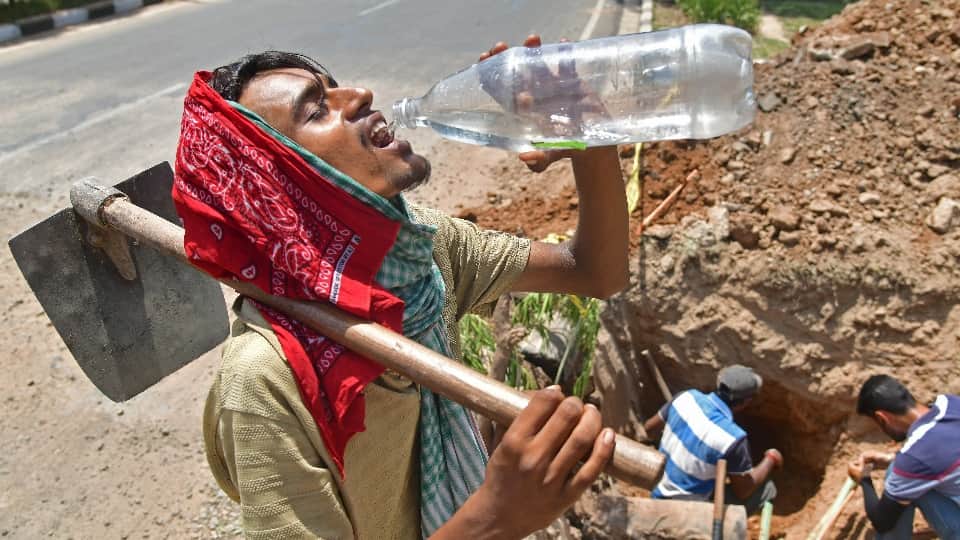 Punjab weather Mercury Hits 44.6°C Severe Heatwave Alert for Three Days School and Office Timings Changed