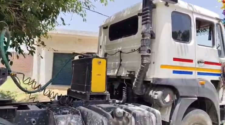 Overloaded Dumper Driver Attempts to Run Over Police and ARTO Team in badaun