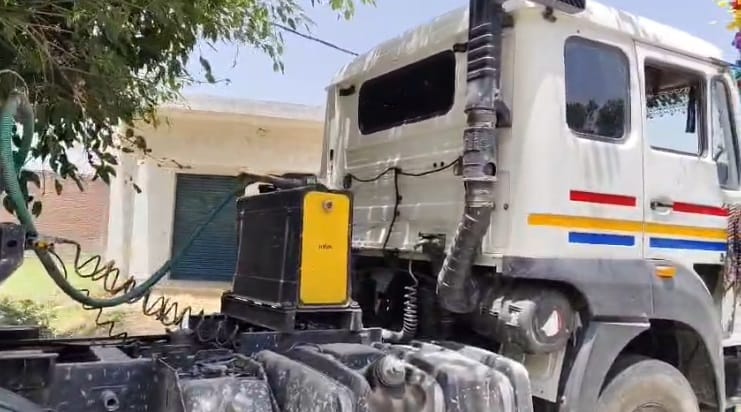 Overloaded Dumper Driver Attempts to Run Over Police and ARTO Team in badaun