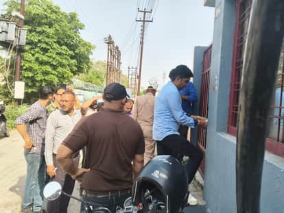 Kotdwar News STF raids medicine factory at Growth Centre Sigaddi seals factory
