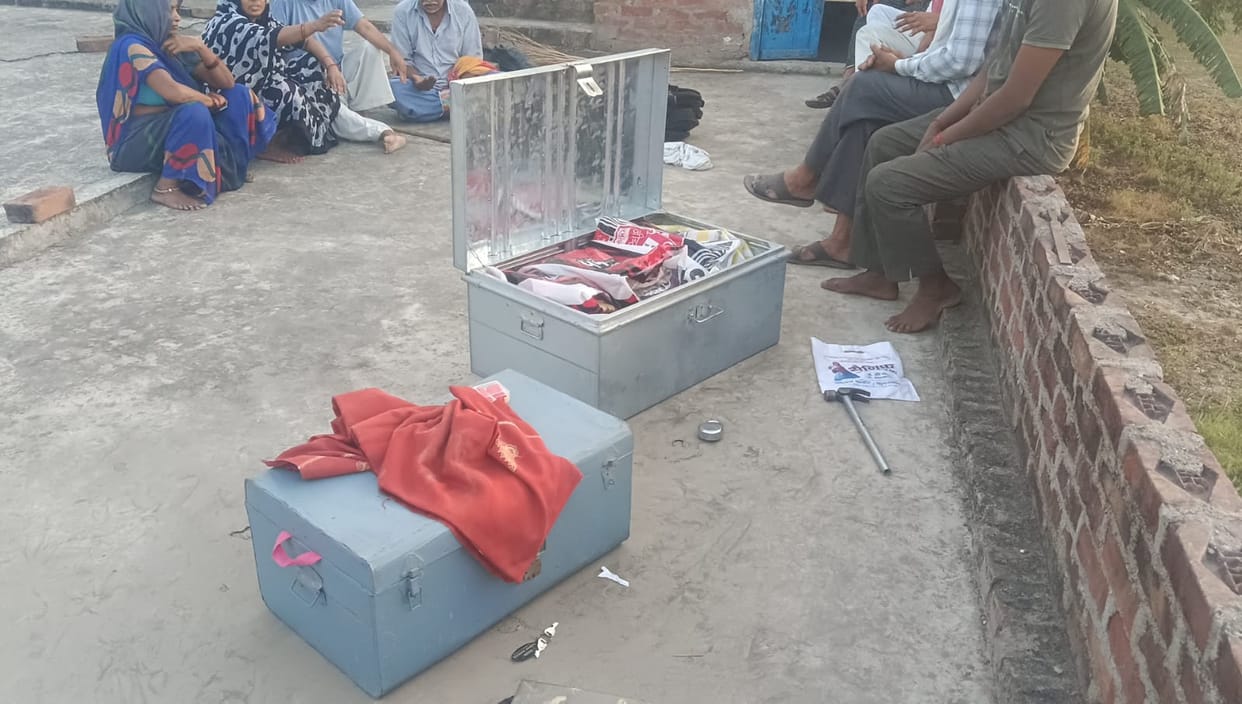 Auraiya Thieves Go on Rampage at Midnight Break in House and Steal Goods Worth Lakhs Burglars Flee via Rooftop