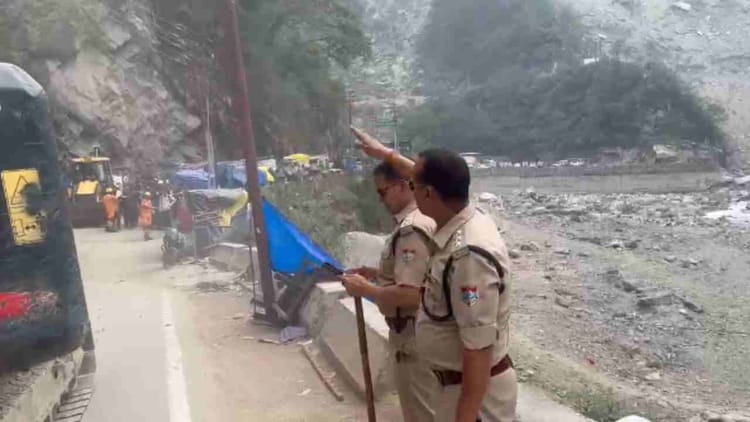 सोनप्रयाग में हनुमान मंदिर के पास पहाड़ी से गिरे पत्थर