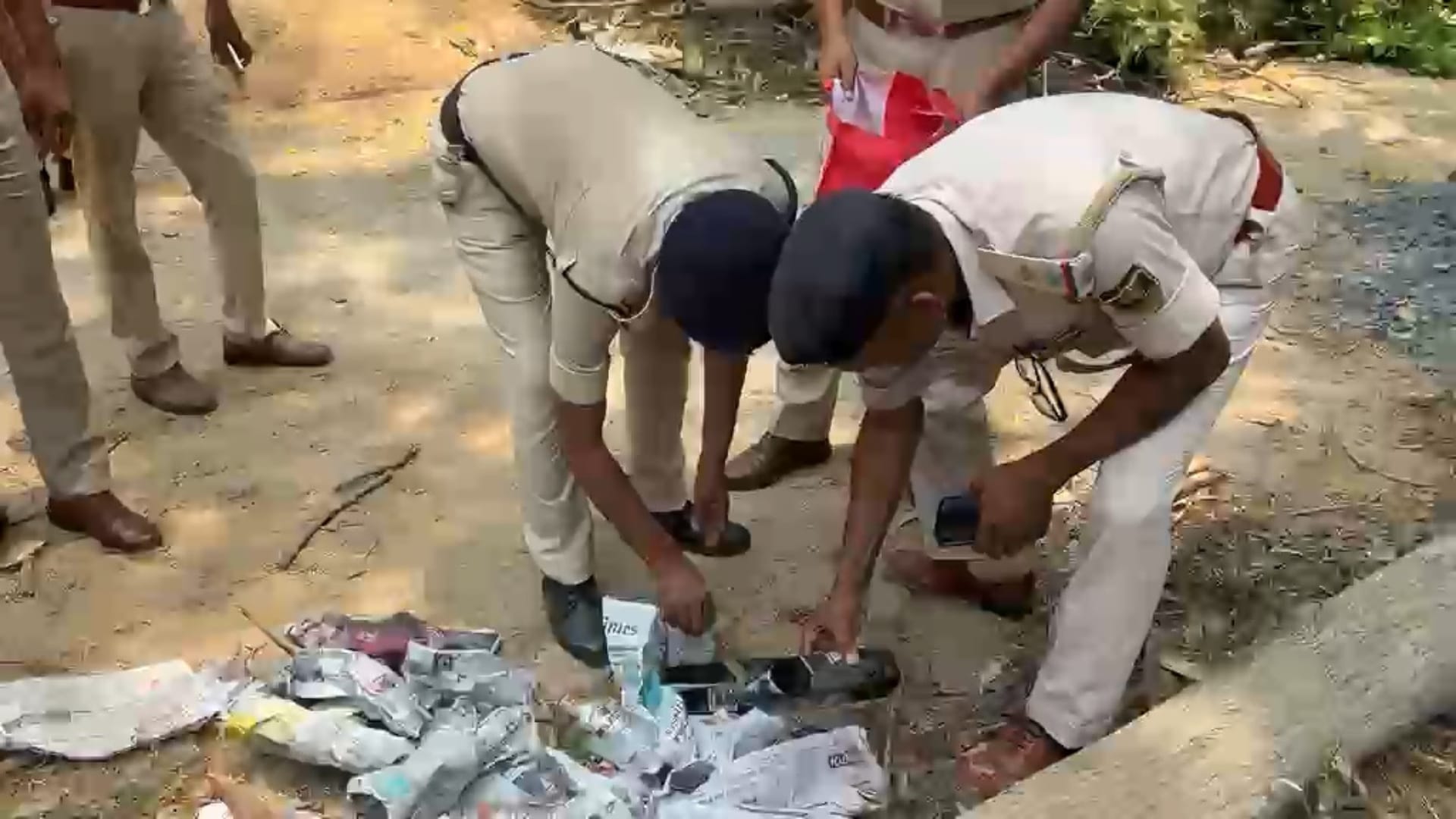 शराब की बोतलों को जब्त करती पुलिस